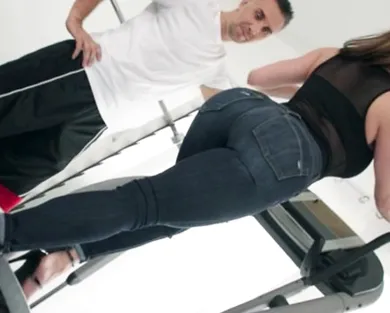 Смотреть порно: Милфа с аппетитной жопой ебется с тренером после разминки