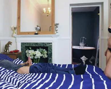 Смотреть порно: Грудастая телка застукала брата подруги за дрочкой и присела на стоячий болт