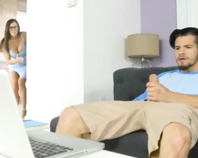 Смотреть порно: Мачеха застала пасынка за мастурбацией и помогла молодому дрочеру