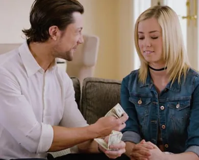 Смотреть порно: Молодая и красивая содержанка торгует своими сладкими дырками