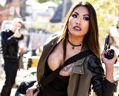 Смотреть порно: Таиландскую сучку жестко отымели прямо в тюремной камере