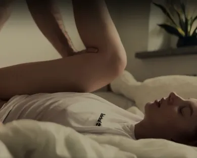 Смотреть порно: Трахает в киску жену осенним утром - лучшая эротика на осень!