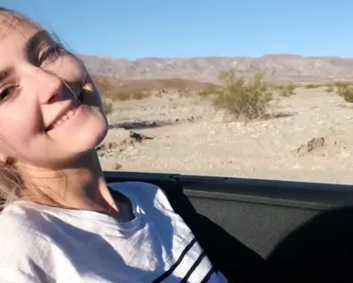 Смотреть порно: Худенькая чика дает приятелю в авто прямо на огромной скорости