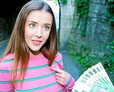 Смотреть порно: Сделала минет и занялась сексом с незнакомцем с улицы - за деньги!