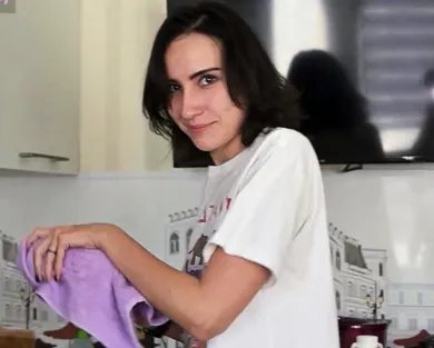 Смотреть порно: Сводная сестра готовит ужин, а брат трахает сзади и кончает в попку!