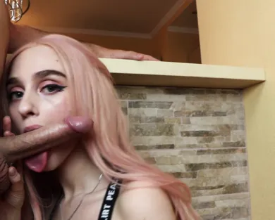 Смотреть порно: Русская девушка делает глубокий минет и глотает сперму своего парня!