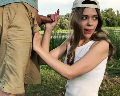 Смотреть порно: Быстрый минет парню на природе - главное чтобы никто не спалил!