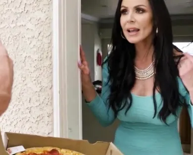 Смотреть порно: Мамка соблазнила курьера и реально классно потрахалась с ним