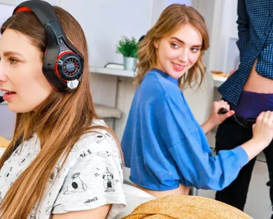 Смотреть порно: Парень изменяет с сестрой девушки прямо у нее за спиной, пока она играет