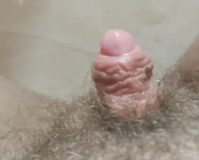 Смотреть порно: Малышка показывает свой большой клитор и трахает киску дилдаком