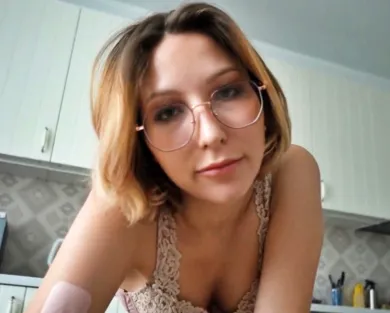 Смотреть порно: Девшуке стало скучно и она захотела секса - реальная русская пара