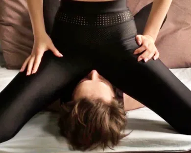 Смотреть порно: Подруга села киской на лицо и дала полизать сладкую писечку