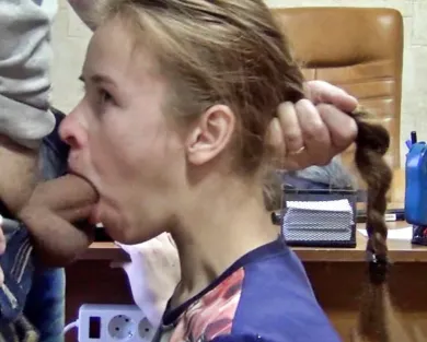 Смотреть порно: Начальник заставил сосать хуй на работе