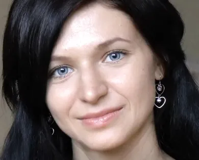 Смотреть порно: Худая девушка хочет стать популярной и раздвигает свою рабочую задницу