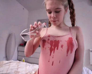 Смотреть порно: Сводная сестра возбуждает брата когда обливается маслом перед ним