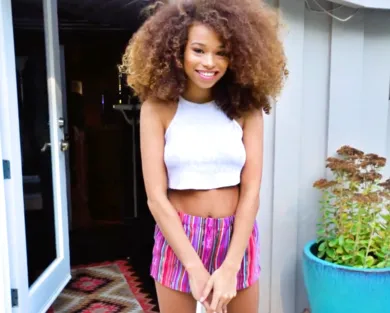 Смотреть порно: Отчим развел на секс падчерицу-мулатку и трахнул когда она заходила к нему в гости