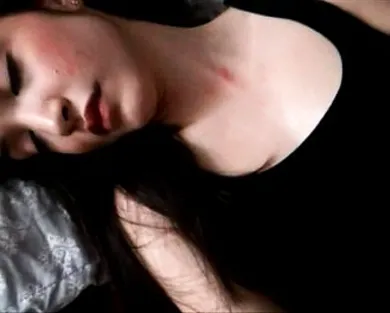 Смотреть порно: Пьяный отчим не сдержался и трахнул спящую падчерицу