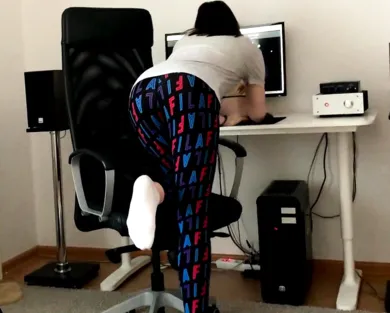 Смотреть порно: Пригласил соседку домой, пока все на даче и дал подрочить член - русская домашка