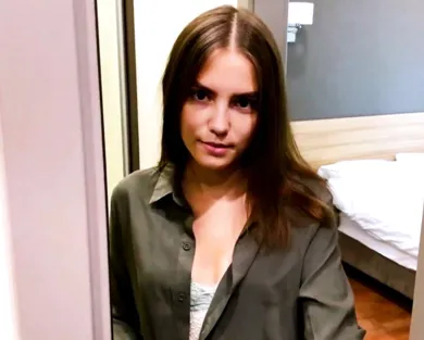 Смотреть порно: Молодая жена изменяет мужу, потому что он ее не трахает