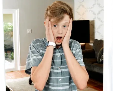 Смотреть порно: Случайно застукал сестру и она дала ему