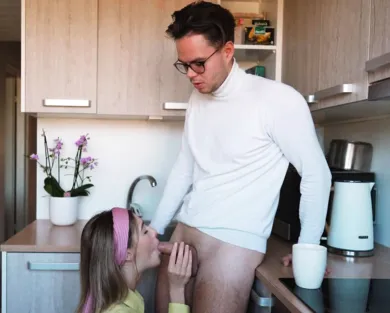 Смотреть порно: Утренний минет на кухне и секс со спермой внутрь