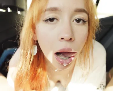 Смотреть порно: Минет в машине со спермой в рот за спиной у водителя-таксиста!