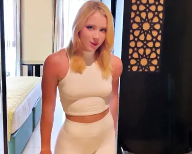 Смотреть порно: Пока пьяный муж спит, жена-милашка изменяет с работником отеля