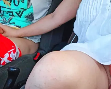 Смотреть порно: Сельская-русская девушка дрочит незнакомцу и жестко трахается в машине