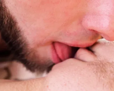 Смотреть порно: Парень показывает, как лизать клитор и довести девушку до оргазма