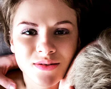 Смотреть порно: Русская девушка занимается жестким трахом с возбужденным мужчиной