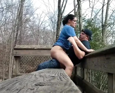 Смотреть порно: Муж и жена решили потрахаться в парке и чуть не спалились