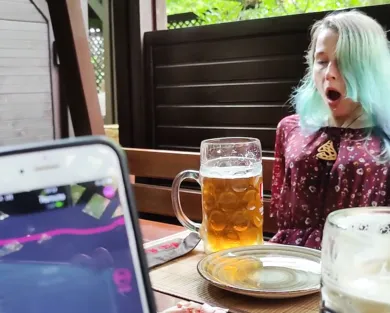 Смотреть порно: Сходили с девушкой на пиво и она попробовала как это получать оргазм в публичном месте