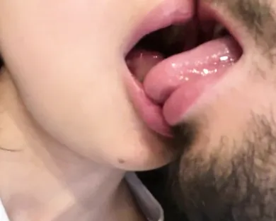 Смотреть порно: Парень с девушкой целуются на камеру