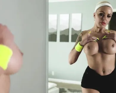 Смотреть порно: Зрелая фитнес порно звезда и ее молодой тренер занимаются любовью