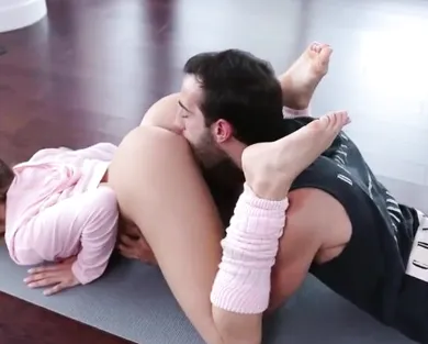 Смотреть порно: Мой тренер хорошо тренирует и не плохо лижет