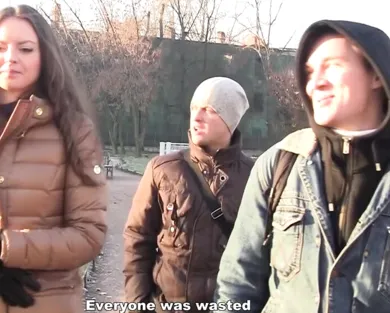 Смотреть порно: Русские парни знакомятся и уговаривают одиноких девушек на быстрый секс