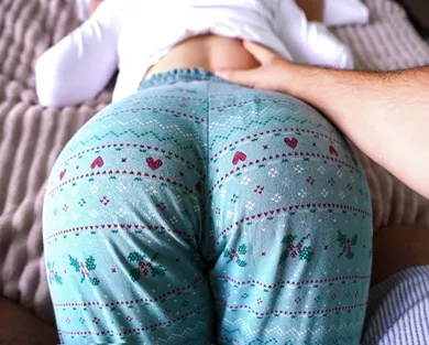 Смотреть порно: Сводная сестра попросила сделать массаж, а потом занялась сексом